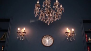 Kristal bir avize sarkacak. Çağdaş bir avize kristalde yakın çekim