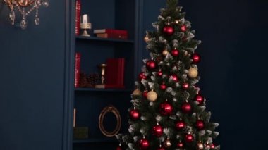 2019. yeni yıl 2019. Yeni yıl dekor, renkli çelenk, Noel çorap. Noel ağacı Noel ağacı. İç dekor. Bir parti. Tatil için bekliyor. Bokeh, mavi ışık. Yeni yıl
