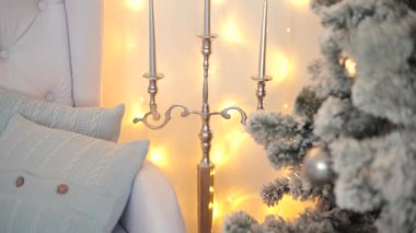 2019. yeni yıl 2019. Yeni yıl dekor, renkli çelenk, Noel çorap. Noel ağacı Noel ağacı. İç dekor. Bir parti. Tatil için bekliyor. Bokeh, mavi ışık. Yeni yıl