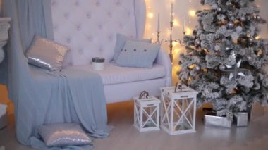 2019. yeni yıl 2019. Yeni yıl dekor, renkli çelenk, Noel çorap. Noel ağacı Noel ağacı. İç dekor. Bir parti. Tatil için bekliyor. Bokeh, mavi ışık. Yeni yıl