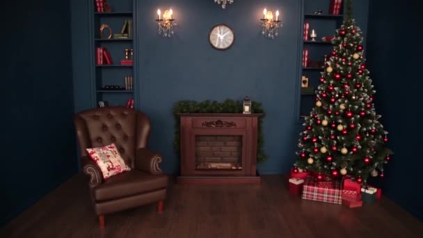 2019. Nieuwjaar 2019. Nieuwe jaar decor, kleurrijke slingers, kerst sokken. Kerstboom op de kerstboom. Interieur. Een partij. Wachten op de vakantie. Bokeh, het blauwe licht. Nieuwjaar — Stockvideo