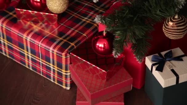 2019. yeni yıl 2019. Yeni yıl dekor, renkli çelenk, Noel çorap. Noel ağacı Noel ağacı. İç dekor. Bir parti. Tatil için bekliyor. Bokeh, mavi ışık. Yeni yıl — Stok video