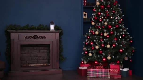 2019. Nieuwjaar 2019. Nieuwe jaar decor, kleurrijke slingers, kerst sokken. Kerstboom op de kerstboom. Interieur. Een partij. Wachten op de vakantie. Bokeh, het blauwe licht. Nieuwjaar — Stockvideo