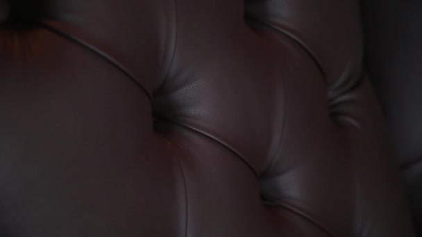 优雅的饱和光泽金色皮革质地的沙发椅 棕色皮革背景 — 图库视频影像