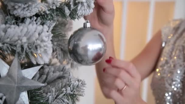 La fille touche le jouet du sapin de Noël sur le sapin de Noël . — Video