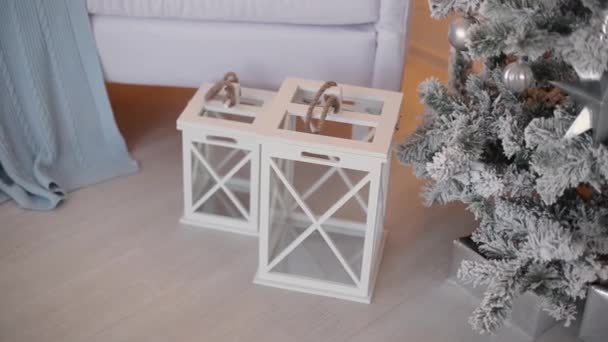 2019. Nieuwjaar 2019. Nieuwe jaar decor, kleurrijke slingers, kerst sokken. Kerstboom op de kerstboom. Interieur. Een partij. Wachten op de vakantie. Bokeh, het blauwe licht. Nieuwjaar — Stockvideo