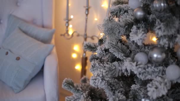 2019. Nouvel an 2019. Décor Nouvel An, guirlandes colorées, chaussettes de Noël. Arbre de Noël sur le sapin de Noël. Décor intérieur. Une fête. J'attends les vacances. Bokeh, la lumière bleue. Nouvel An — Video