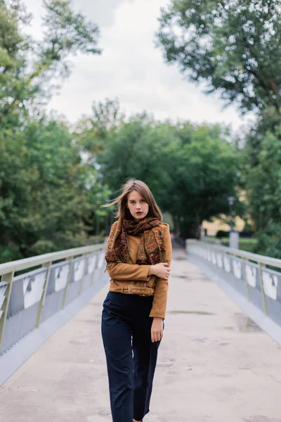 매우 아름 다운 소녀 철 다리에 서 있고 카메라에 포즈. — 스톡 사진