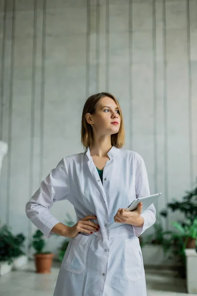 Très belle fille en robe de chambre médicale . — Photo