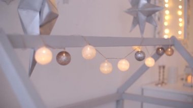 2019. yeni yıl 2019. Yeni yıl dekor, renkli çelenk, Noel çorap. Noel ağacı Noel ağacı. İç dekor. Bir parti. Tatil için bekliyor. Bokeh, mavi ışık. Yeni yıl