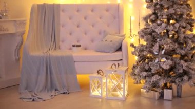 2019. yeni yıl 2019. Yeni yıl dekor, renkli çelenk, Noel çorap. Noel ağacı Noel ağacı. İç dekor. Bir parti. Tatil için bekliyor. Bokeh, mavi ışık. Yeni yıl