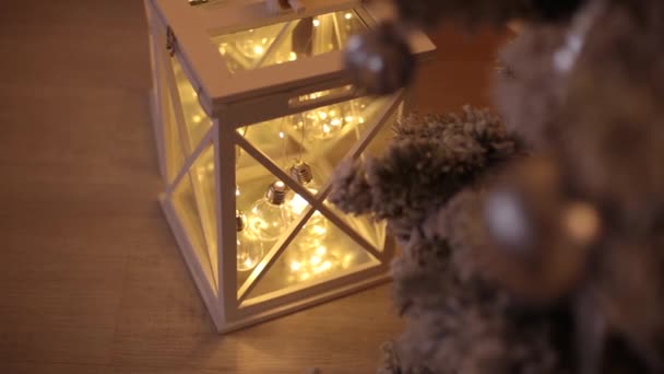 2019. Nieuwjaar 2019. Nieuwe jaar decor, kleurrijke slingers, kerst sokken. Kerstboom op de kerstboom. Interieur. Een partij. Wachten op de vakantie. Bokeh, het blauwe licht. Nieuwjaar — Stockvideo