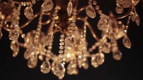 Lustre en cristal. Gros plan sur le cristal d'un lustre contemporain — Video