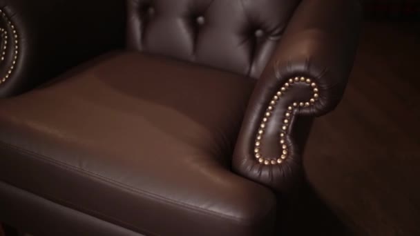 Elegante gesättigte glänzende Gold-Leder-Textur von Sofa-Stuhl, braunem Lederhintergrund. — Stockvideo