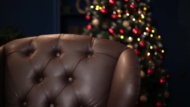 Elegantní syté lesklé zlaté kožené textury rozkládací židle, hnědá kůže pozadí. — Stock video