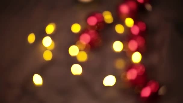 2019. Nouvel an 2019. Décor Nouvel An, guirlandes colorées, chaussettes de Noël. Arbre de Noël sur le sapin de Noël. Décor intérieur. Une fête. J'attends les vacances. Bokeh, la lumière bleue. Nouvel An — Video