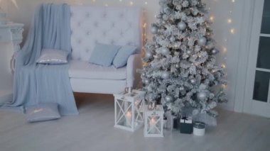 2019. yeni yıl 2019. Yeni yıl dekor, renkli çelenk, Noel çorap. Noel ağacı Noel ağacı. İç dekor. Bir parti. Tatil için bekliyor. Bokeh, mavi ışık. Yeni yıl