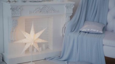 2019. yeni yıl 2019. Yeni yıl dekor, renkli çelenk, Noel çorap. Noel ağacı Noel ağacı. İç dekor. Bir parti. Tatil için bekliyor. Bokeh, mavi ışık. Yeni yıl