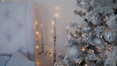 Noel ve yeni yıl dekorasyon. Soyut Bokeh tatil arka plan bulanık. Garland yanıp sönüyor. Pırıltı Noel ağacı ışıkları.