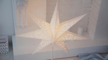 2019. yeni yıl 2019. Yeni yıl dekor, renkli çelenk, Noel çorap. Noel ağacı Noel ağacı. İç dekor. Bir parti. Tatil için bekliyor. Bokeh, mavi ışık. Yeni yıl