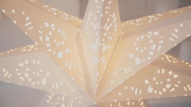 2019. yeni yıl 2019. Yeni yıl dekor, renkli çelenk, Noel çorap. Noel ağacı Noel ağacı. İç dekor. Bir parti. Tatil için bekliyor. Bokeh, mavi ışık. Yeni yıl
