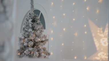 2019. yeni yıl 2019. Yeni yıl dekor, renkli çelenk, Noel çorap. Noel ağacı Noel ağacı. İç dekor. Bir parti. Tatil için bekliyor. Bokeh, mavi ışık. Yeni yıl