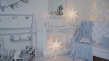 2019. yeni yıl 2019. Yeni yıl dekor, renkli çelenk, Noel çorap. Noel ağacı Noel ağacı. İç dekor. Bir parti. Tatil için bekliyor. Bokeh, mavi ışık. Yeni yıl