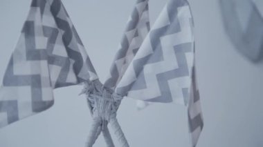 2019. yeni yıl 2019. Yeni yıl dekor, renkli çelenk, Noel çorap. Noel ağacı Noel ağacı. İç dekor. Bir parti. Tatil için bekliyor. Bokeh, mavi ışık. Yeni yıl