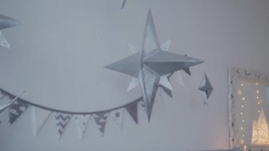 2019. yeni yıl 2019. Yeni yıl dekor, renkli çelenk, Noel çorap. Noel ağacı Noel ağacı. İç dekor. Bir parti. Tatil için bekliyor. Bokeh, mavi ışık. Yeni yıl