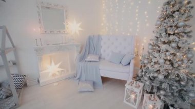 2019. yeni yıl 2019. Yeni yıl dekor, renkli çelenk, Noel çorap. Noel ağacı Noel ağacı. İç dekor. Bir parti. Tatil için bekliyor. Bokeh, mavi ışık. Yeni yıl