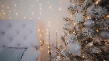 2019. yeni yıl 2019. Yeni yıl dekor, renkli çelenk, Noel çorap. Noel ağacı Noel ağacı. İç dekor. Bir parti. Tatil için bekliyor. Bokeh, mavi ışık. Yeni yıl