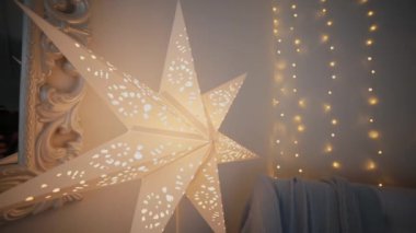 Noel ve yeni yıl dekorasyon. Soyut Bokeh tatil arka plan bulanık. Garland yanıp sönüyor. Pırıltı Noel ağacı ışıkları.