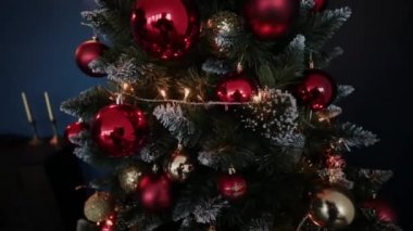 2019. yeni yıl 2019. Yeni yıl dekor, renkli çelenk, Noel çorap. Noel ağacı Noel ağacı. İç dekor. Bir parti. Tatil için bekliyor. Bokeh, mavi ışık. Yeni yıl