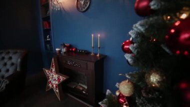 2019. yeni yıl 2019. Yeni yıl dekor, renkli çelenk, Noel çorap. Noel ağacı Noel ağacı. İç dekor. Bir parti. Tatil için bekliyor. Bokeh, mavi ışık. Yeni yıl
