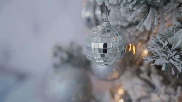 Рождественские и новогодние украшения. Аннотация Blurred Bokeh Holiday Background. Мерцающий Гарланд. Огни рождественской ёлки . — стоковое видео