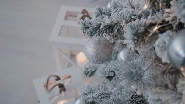 Kerstmis en Nieuwjaar decoratie. Abstract wazig Bokeh vakantie achtergrond. Knippert Garland. Christmas Tree Lights fonkelende. — Stockvideo