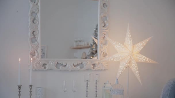 2019. Nieuwjaar 2019. Nieuwe jaar decor, kleurrijke slingers, kerst sokken. Kerstboom op de kerstboom. Interieur. Een partij. Wachten op de vakantie. Bokeh, het blauwe licht. Nieuwjaar — Stockvideo