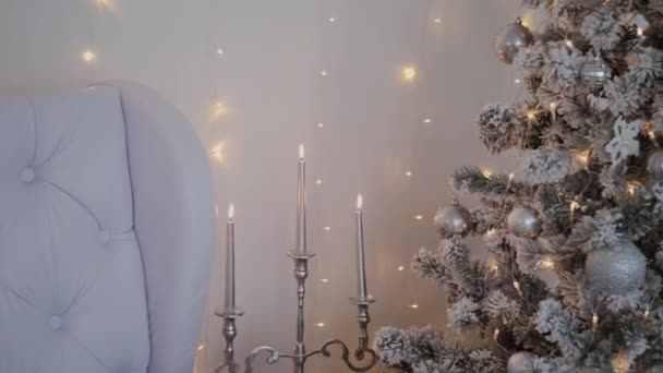 2019. Nieuwjaar 2019. Nieuwe jaar decor, kleurrijke slingers, kerst sokken. Kerstboom op de kerstboom. Interieur. Een partij. Wachten op de vakantie. Bokeh, het blauwe licht. Nieuwjaar — Stockvideo