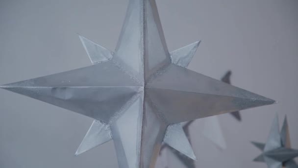 2019. Nieuwjaar 2019. Nieuwe jaar decor, kleurrijke slingers, kerst sokken. Kerstboom op de kerstboom. Interieur. Een partij. Wachten op de vakantie. Bokeh, het blauwe licht. Nieuwjaar — Stockvideo