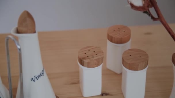 Utensilios de cocina en la cocina en el estudio de fotografía . — Vídeo de stock