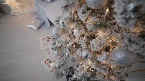 Karácsonyi és szilveszteri dekoráció. Absztrakt Bokeh Holiday háttér életlen. Villogó Garland. Szempillantás alatt Christmas Tree fények. — Stock videók