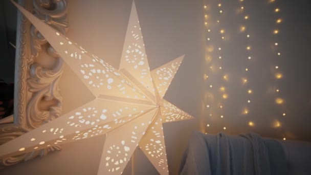 Decorazione di Natale e Capodanno. Astratto sfondo Bokeh offuscata vacanza. Una ghirlanda sbattente. Luci dell'albero di Natale scintillante . — Video Stock