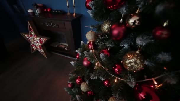 2019年. 2019年新年。新年装饰, 五颜六色的花环, 圣诞袜子。圣诞树上的圣诞树。室内装饰。一个派对等待假期。博凯, 蓝光。新的一年 — 图库视频影像