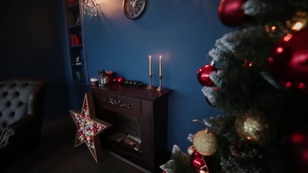 2019。 新しい 2019 年。新しい年のインテリア、カラフルな花輪、クリスマス ソックス。クリスマス ツリーにクリスマス ツリー。インテリア。パーティーをします。休日を待っています。ボケ味、青い光。新しい年 — ストック動画