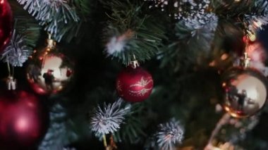 Noel ve yeni yıl dekorasyon. Soyut Bokeh tatil arka plan bulanık. Garland yanıp sönüyor. Pırıltı Noel ağacı ışıkları.