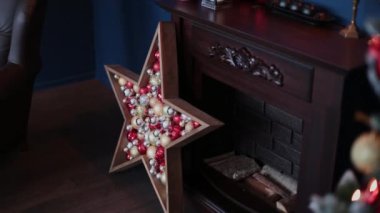 2019. yeni yıl 2019. Yeni yıl dekor, renkli çelenk, Noel çorap. Noel ağacı Noel ağacı. İç dekor. Bir parti. Tatil için bekliyor. Bokeh, mavi ışık. Yeni yıl