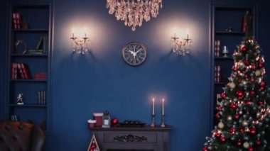 2019. yeni yıl 2019. Yeni yıl dekor, renkli çelenk, Noel çorap. Noel ağacı Noel ağacı. İç dekor. Bir parti. Tatil için bekliyor. Bokeh, mavi ışık. Yeni yıl