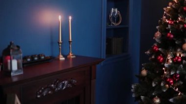 2019. yeni yıl 2019. Yeni yıl dekor, renkli çelenk, Noel çorap. Noel ağacı Noel ağacı. İç dekor. Bir parti. Tatil için bekliyor. Bokeh, mavi ışık. Yeni yıl