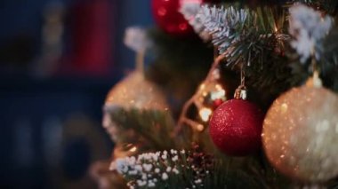 Noel ve yeni yıl dekorasyon. Soyut Bokeh tatil arka plan bulanık. Garland yanıp sönüyor. Pırıltı Noel ağacı ışıkları.