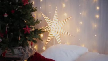2019. yeni yıl 2019. Yeni yıl dekor, renkli çelenk, Noel çorap. Noel ağacı Noel ağacı. İç dekor. Bir parti. Tatil için bekliyor. Bokeh, mavi ışık. Yeni yıl